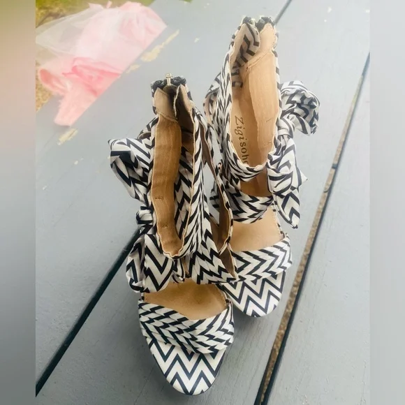 Zigi Soho Women's Black and White Sandals S/7 - Picture 3 of 16